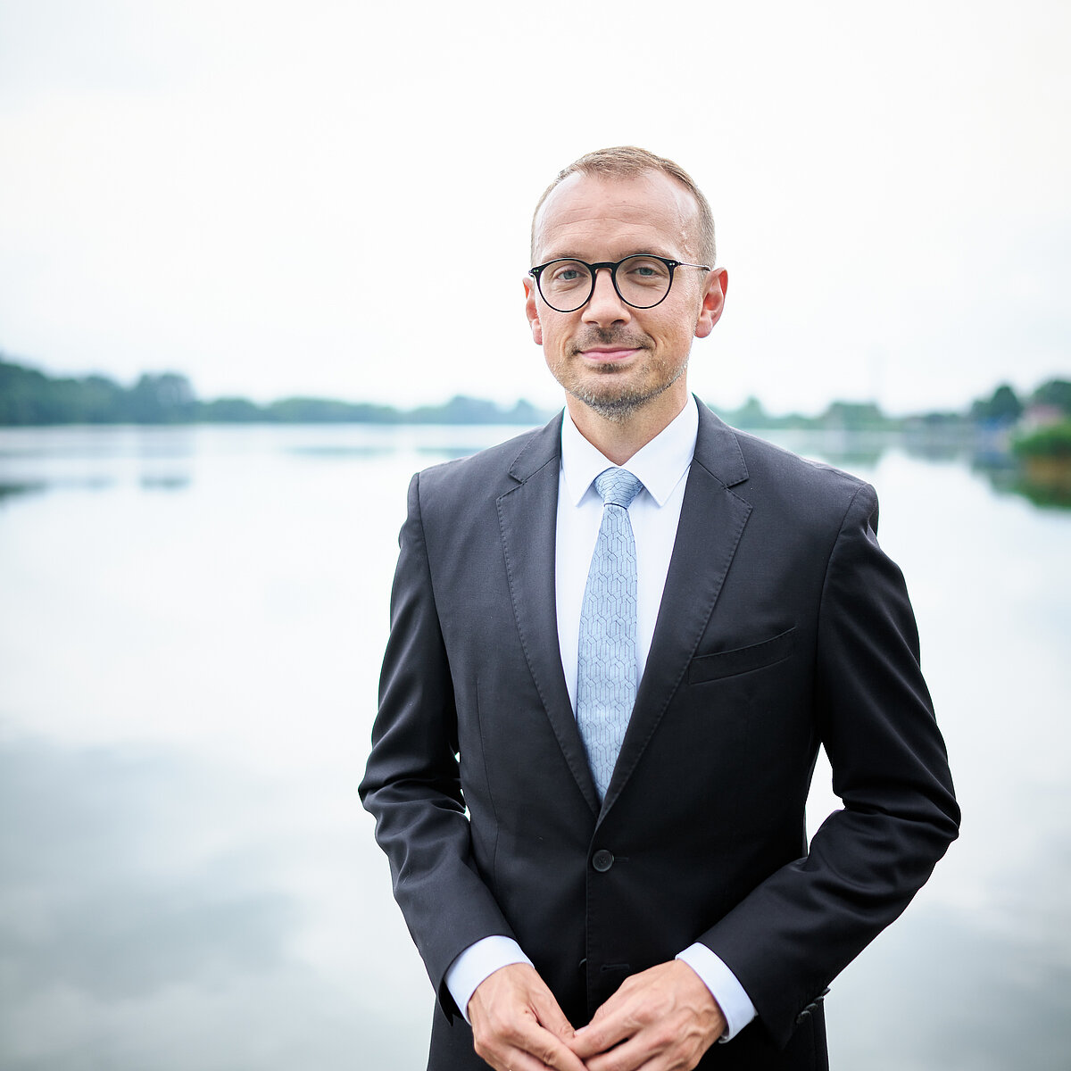 Porträtbild von Stefan Sternberg, er trägt einen dunklen Anzug mit hellblauer Krawatte