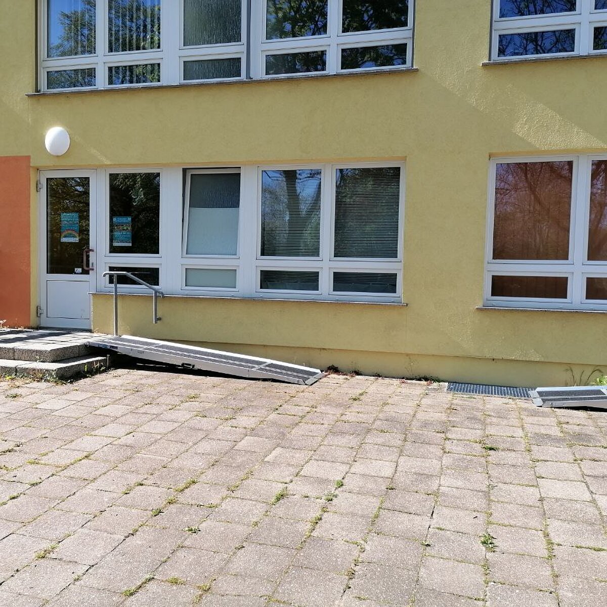 Türen des Hauses im Hof, 2 Stufen & Rampen