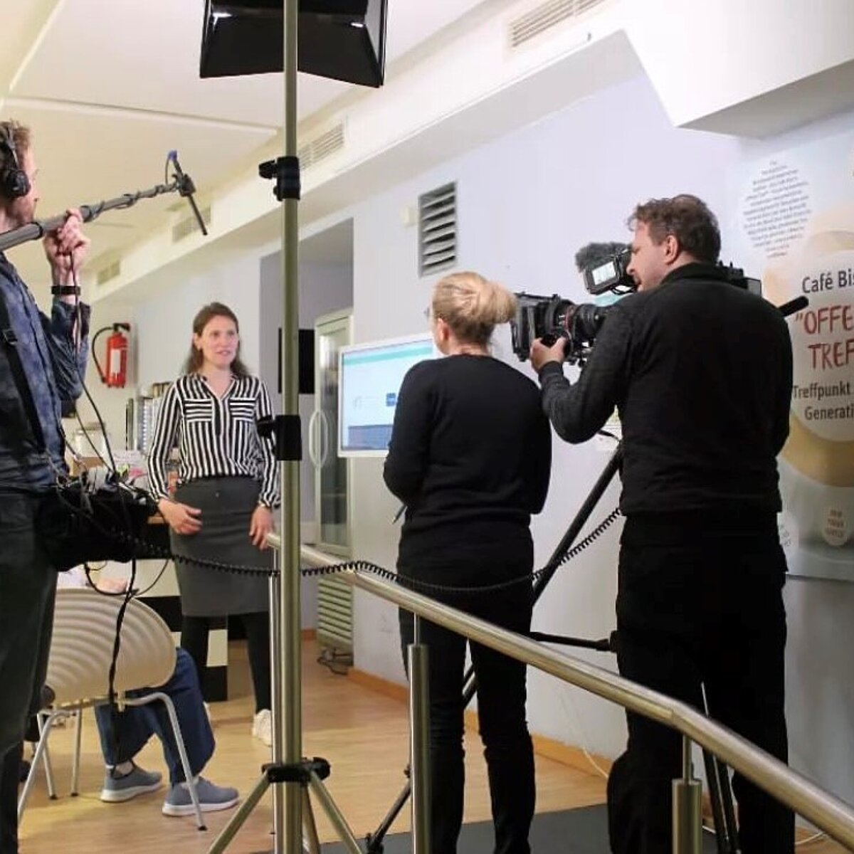 (c) Hannah Baunacher Ein Filmteam interviewt eine Frau.