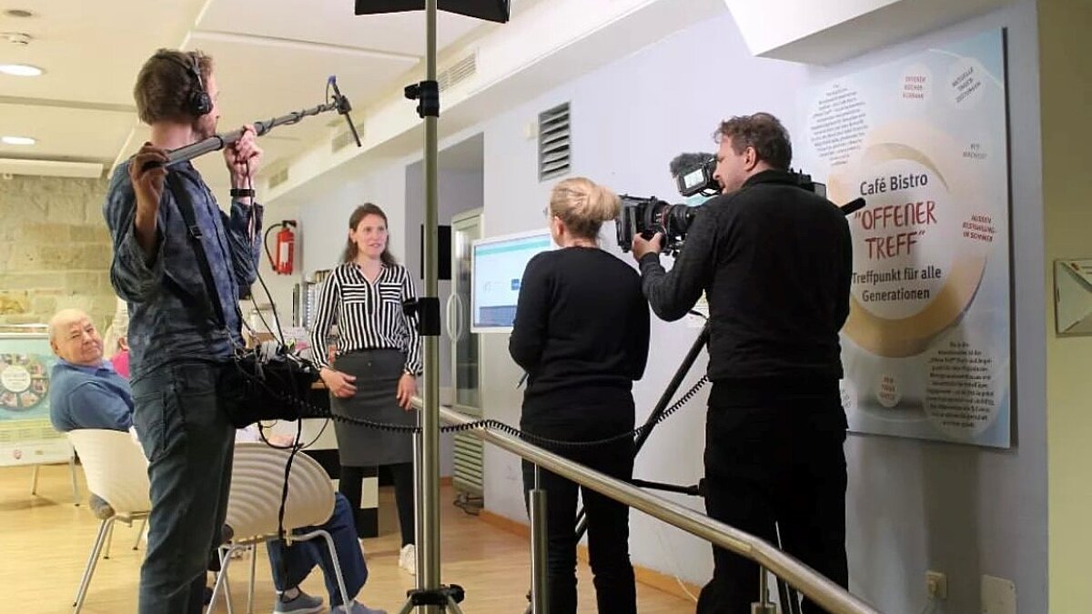 Ein Filmteam interviewt eine Frau. 
