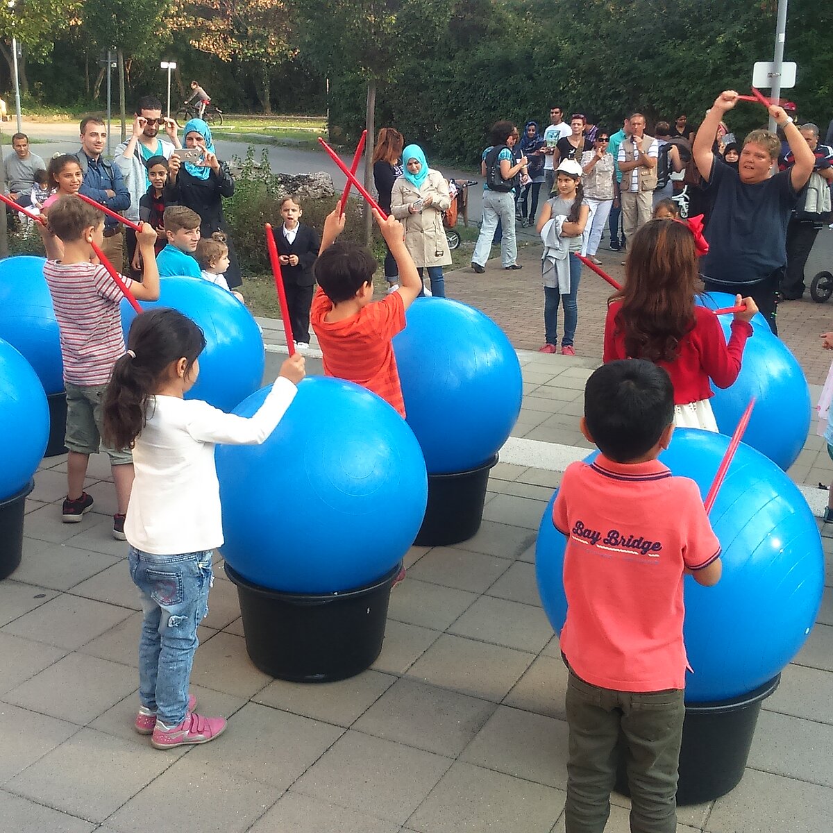 Kindern üben sich im Drums Alive©