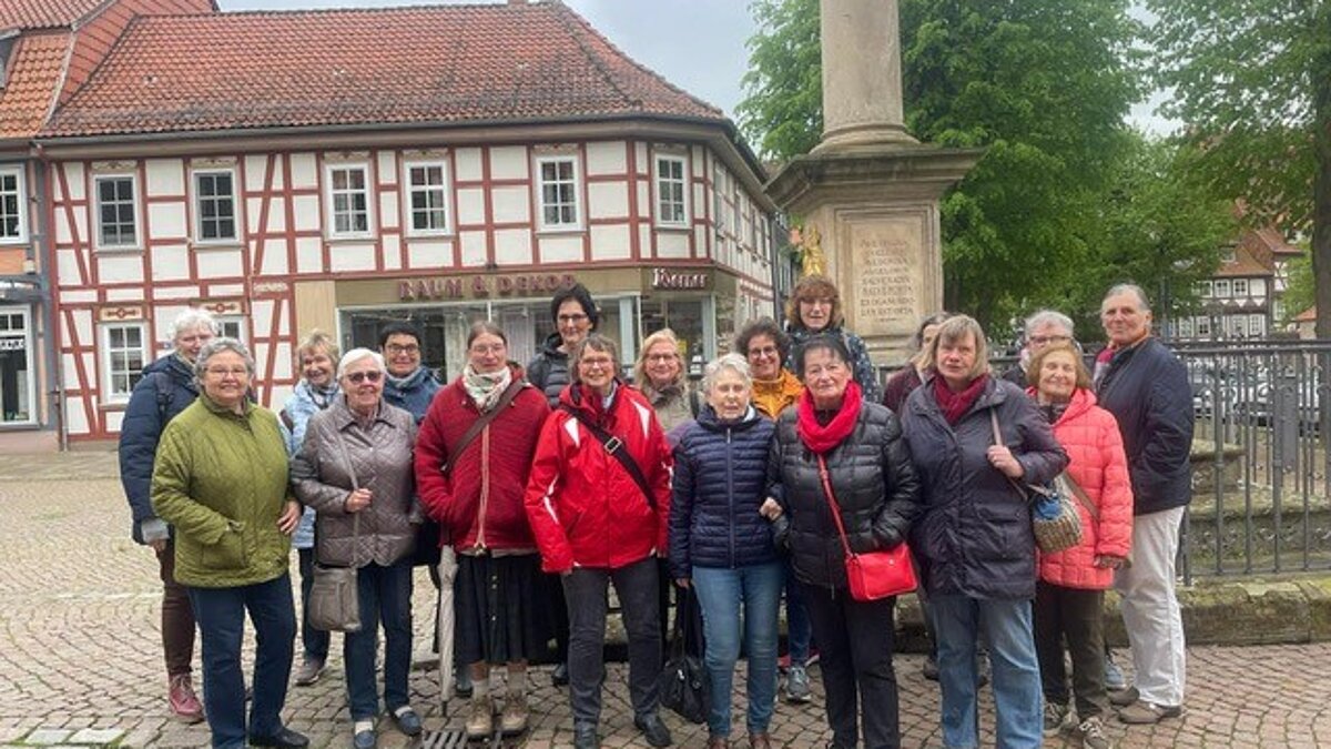 Eine Gruppe Frauen steht vor einem Fachwerkhaus in Duderstadt
