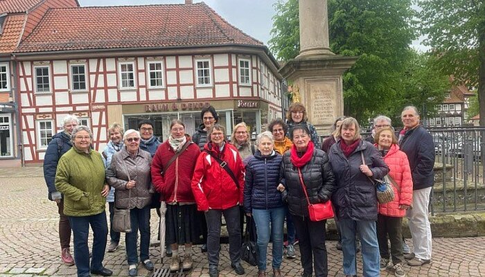 Eine Gruppe Frauen steht vor einem Fachwerkhaus in Duderstadt