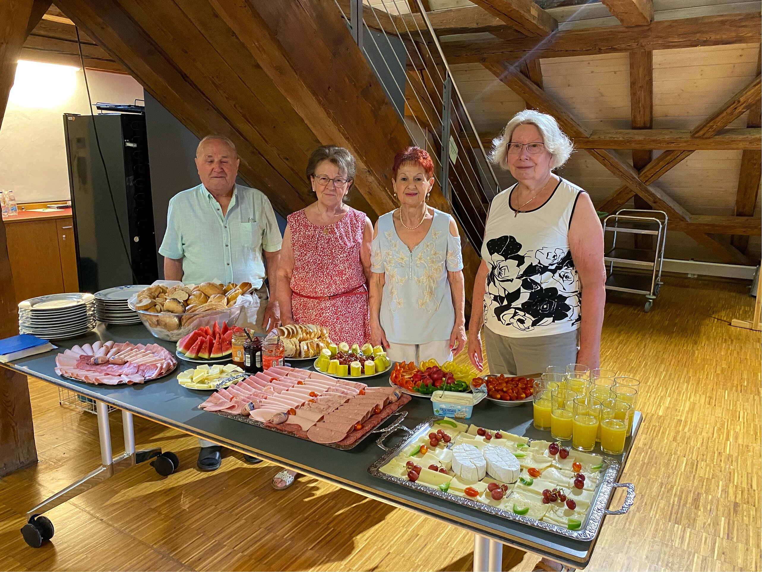 unsere Ehrenamtlichen zaubern jeden Monat ein leckeres Buffet