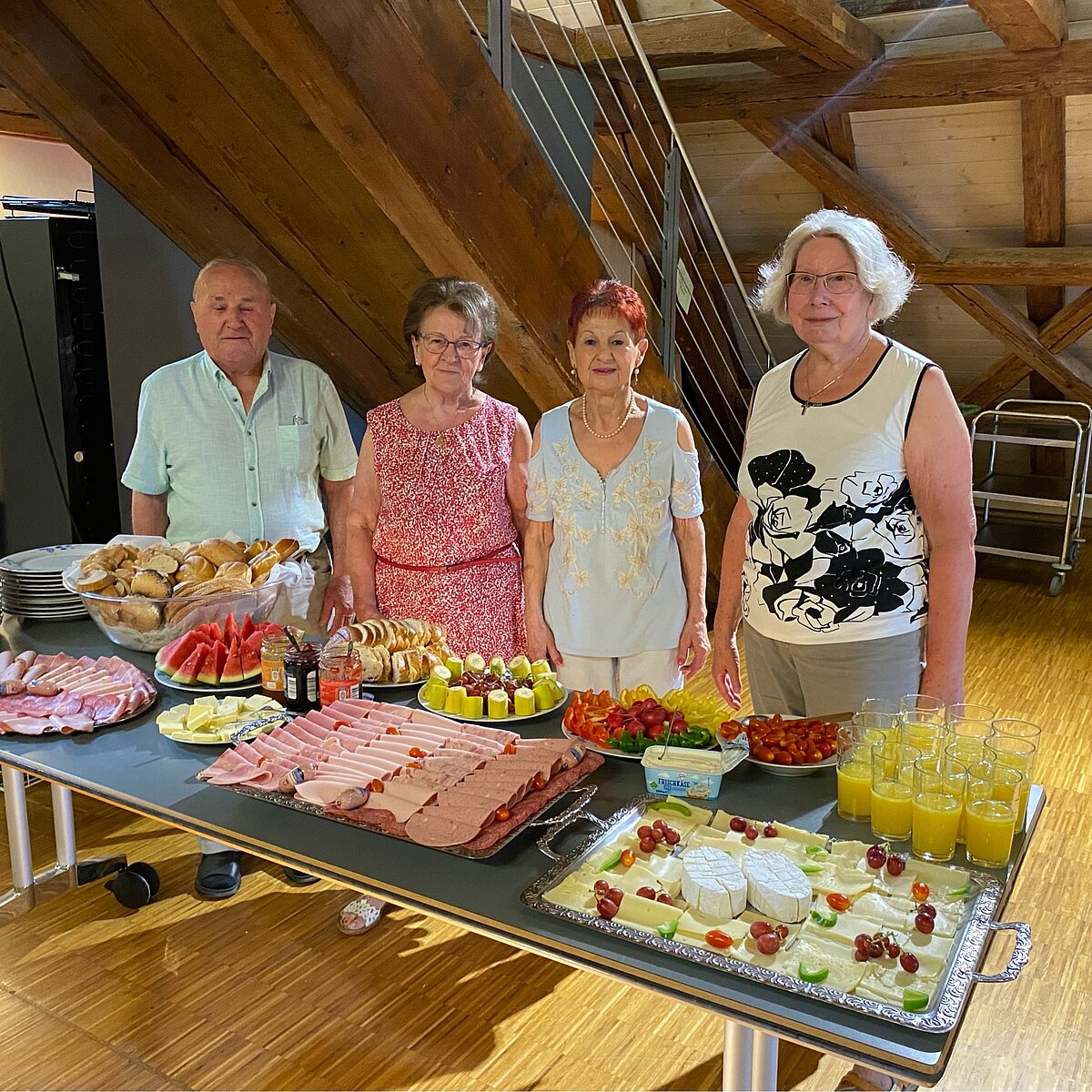 unsere Ehrenamtlichen zaubern jeden Monat ein leckeres Buffet