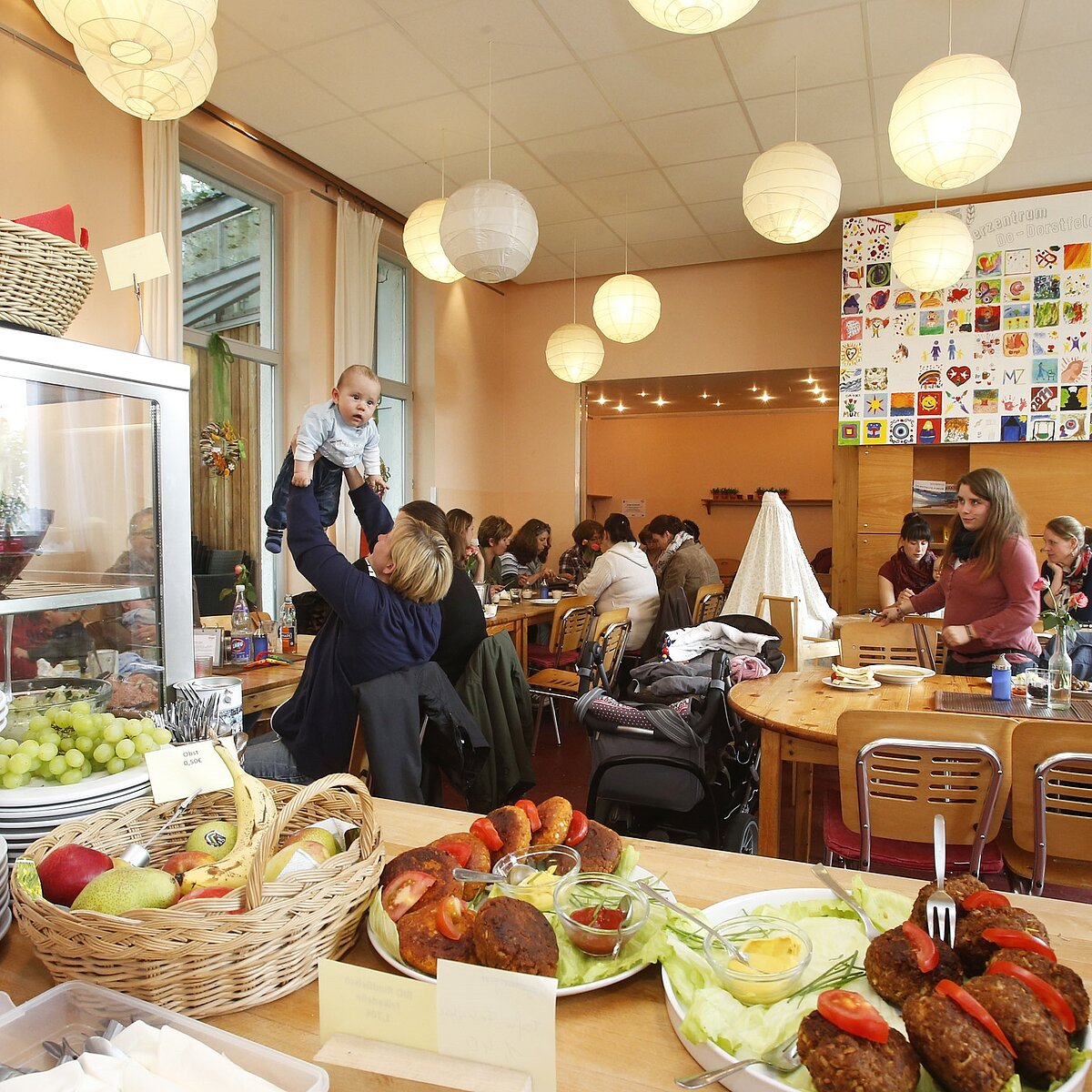 Besucherinnen und Besucher des MGH Dortmund, die am offenen Café teilnehmen.