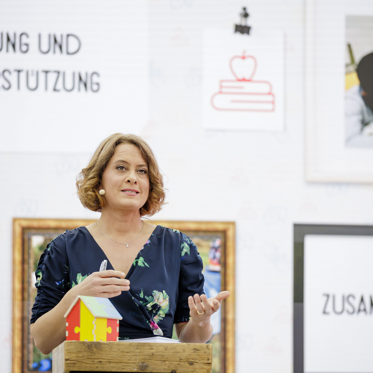 Anja Heyde steht am Redepult auf der Preisverleihung zum Bundespreis Mehrgenerationenhaus