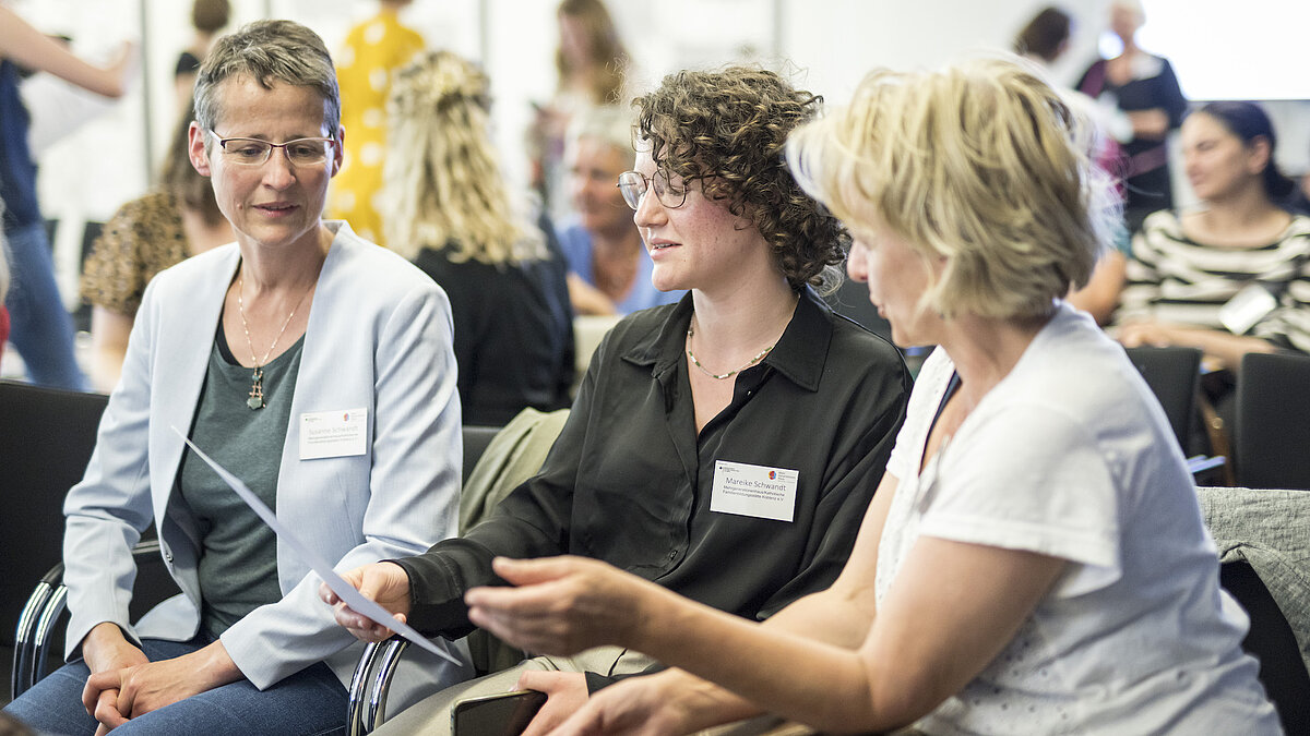Drei Frauen unterhalten sich angeregt.