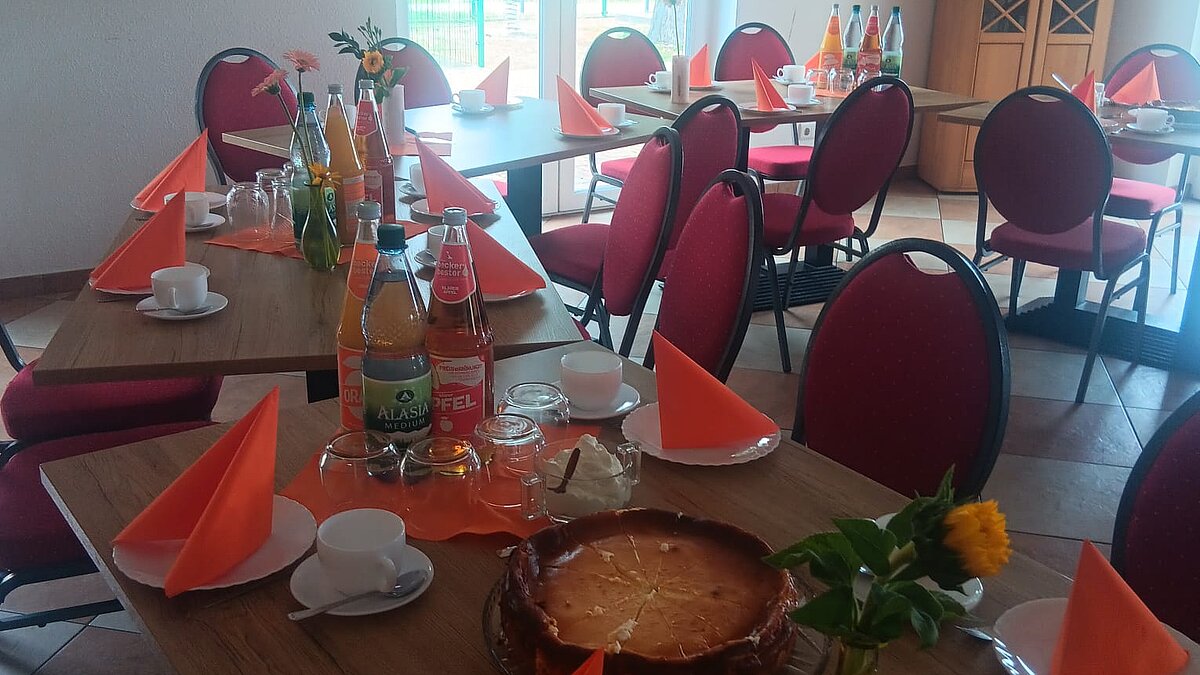 Kaffeetafel im Familiencafé
