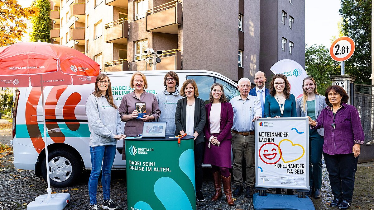 Bundesfamilienministerin Lisa Paus und das Team "Digitaler Engel" vor einem Transporter