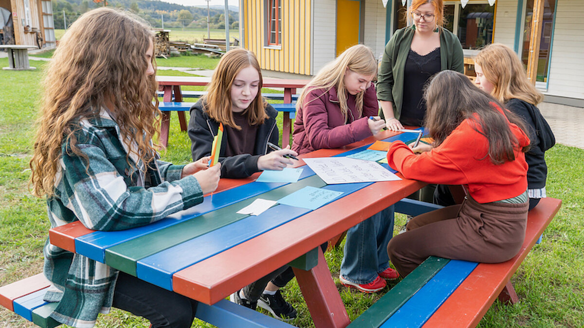 Gruppenarbeit mit Jugendlichen und einer Betreuerin
