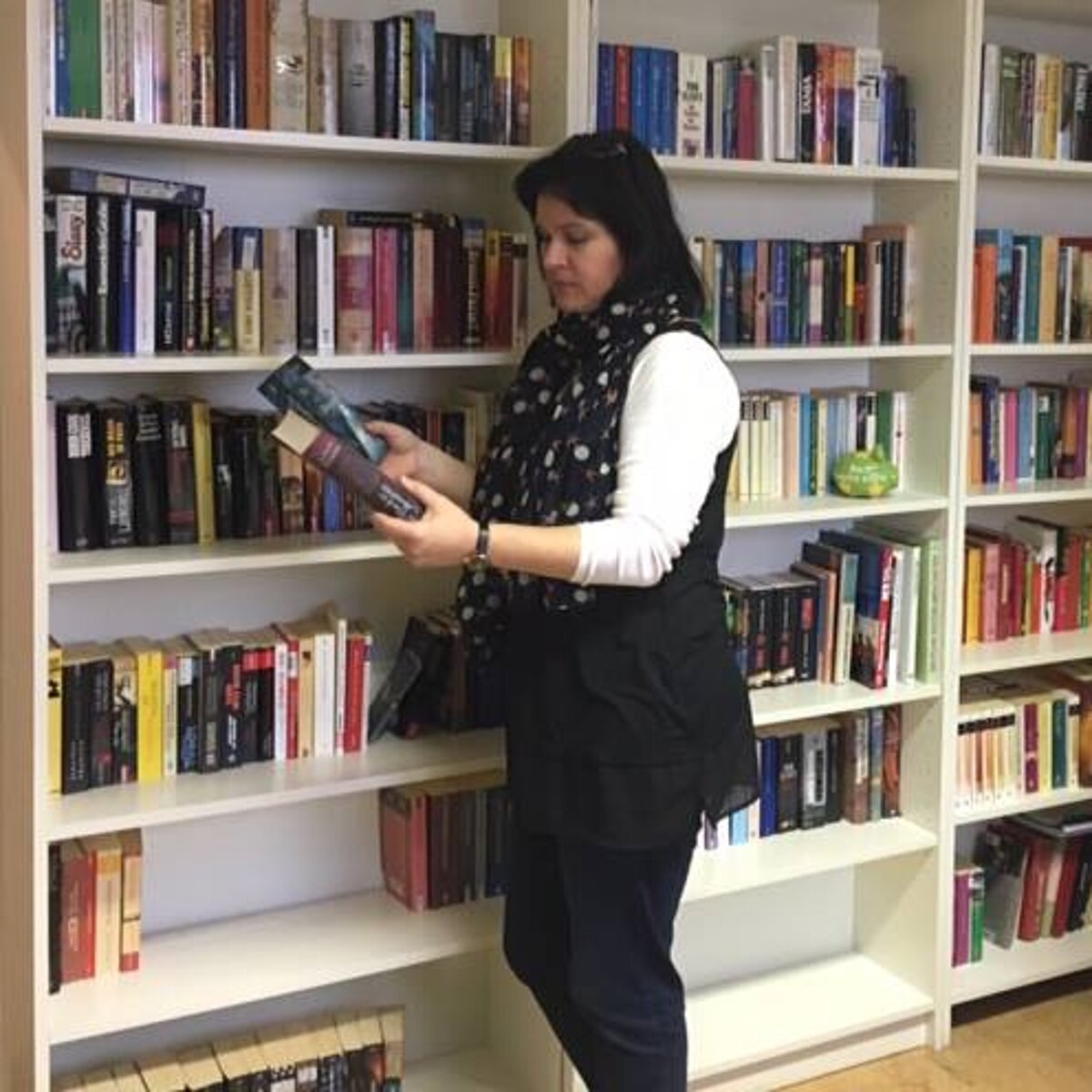 Offenes Bücherregal im MGH