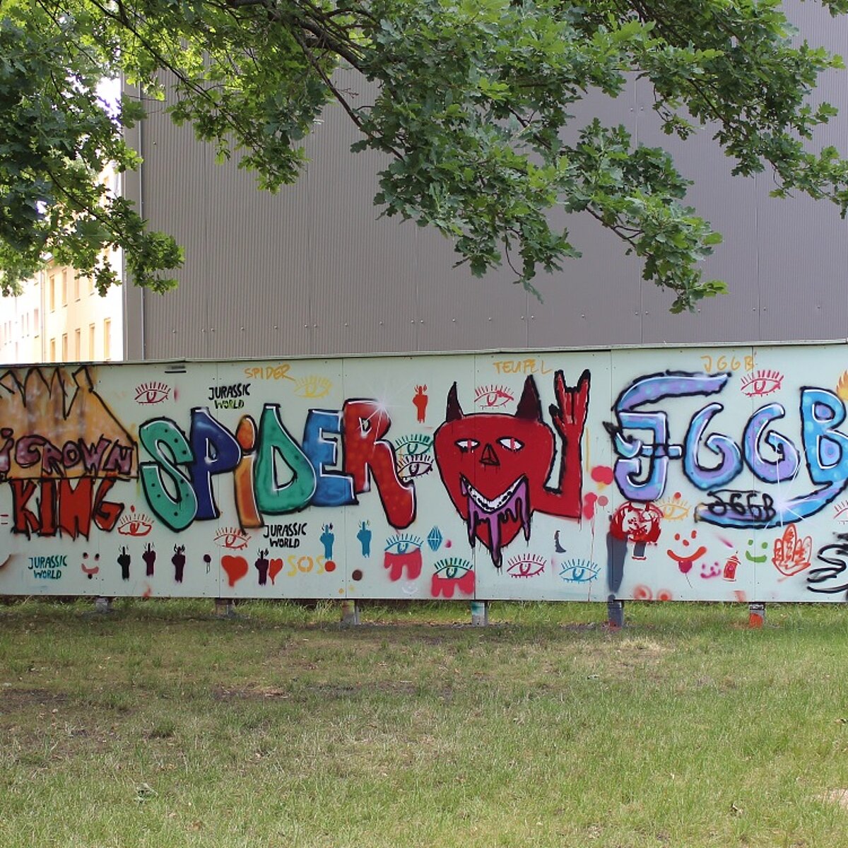 Graffitiwand im Garten