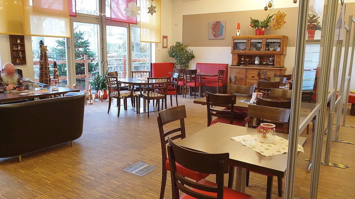 Ein leeres Cafe.