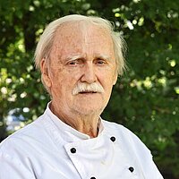 Axel Karsten Schilloks in der Berufsbekleidung eines Kochs