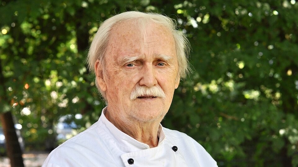 Axel Karsten Schilloks in der Berufsbekleidung eines Kochs