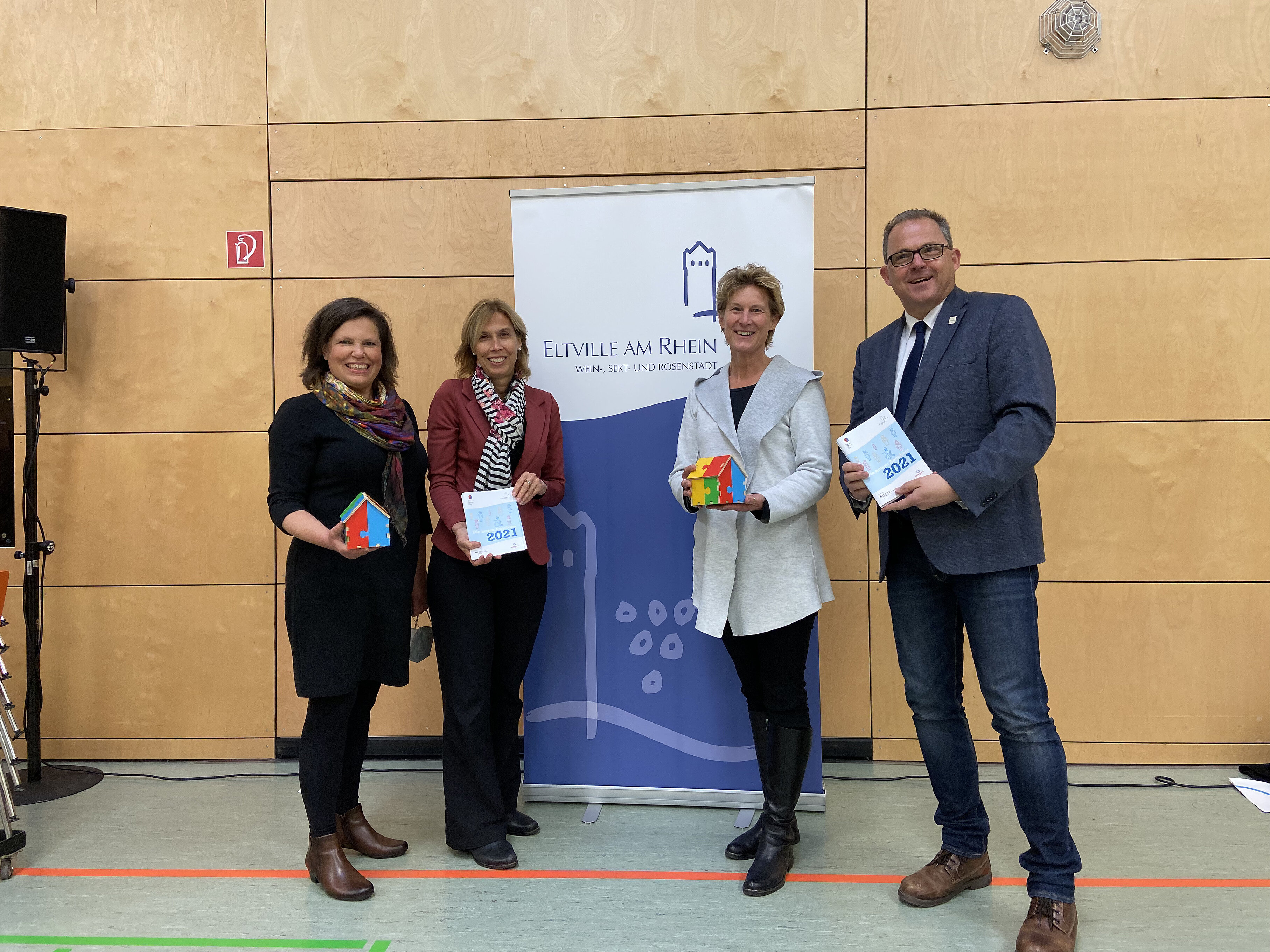 Patrick Kunkel, Bürgermeister Eltville, Andrea Schüller von der Stabstelle, Bettina Behrens, Leiterin Amt für Soziales, Kitas, Sport und Vereine, und Andrea Derstroff, Koordinatorin des Mehrgenerationenhauses Eltville