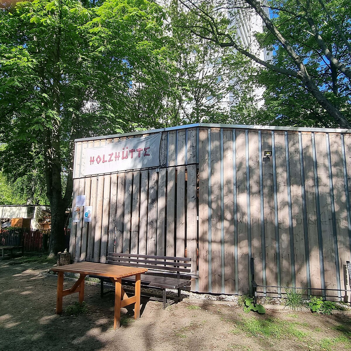 Holzwerkstatt für Kinder im Garten