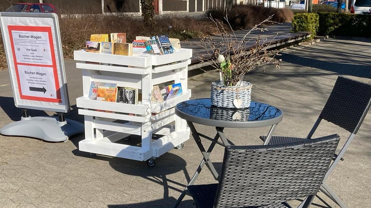 Zwei rollende Bücherwagen - Eine Idee, die in der Corona-Zeit entstanden ist, aber seitdem sehr gut angenommen wird