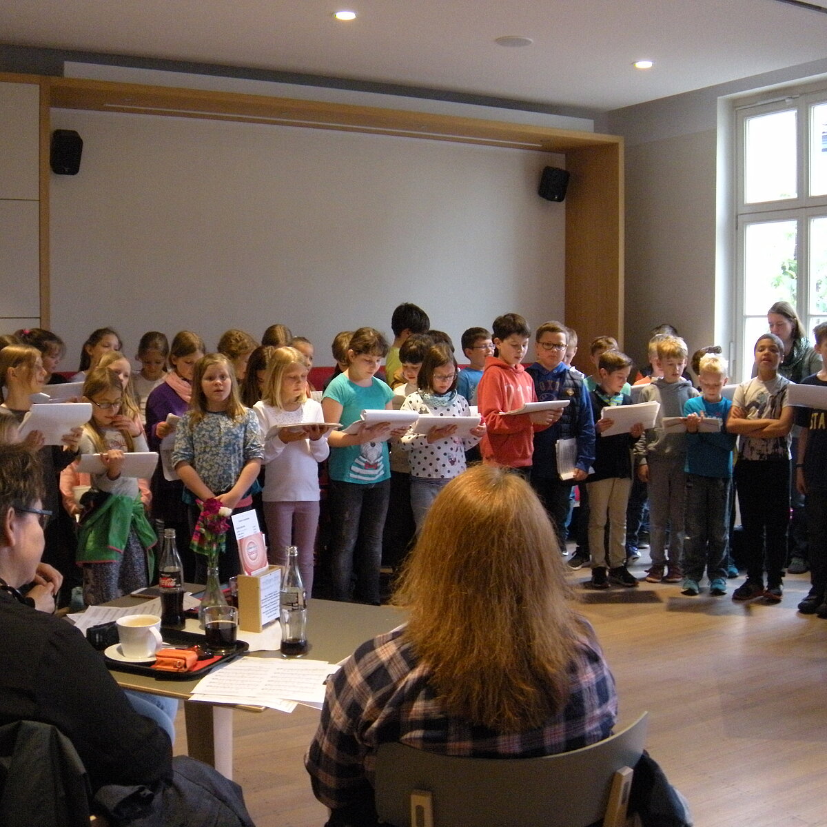 Ein Zusammenkommen der Generationen findet statt, wenn die Schülerinnen und Schüler  der nahegelegenen Grundschule zum gemeinsamen Singen ins Begegnungszentrum kommen und mit allen singen.
