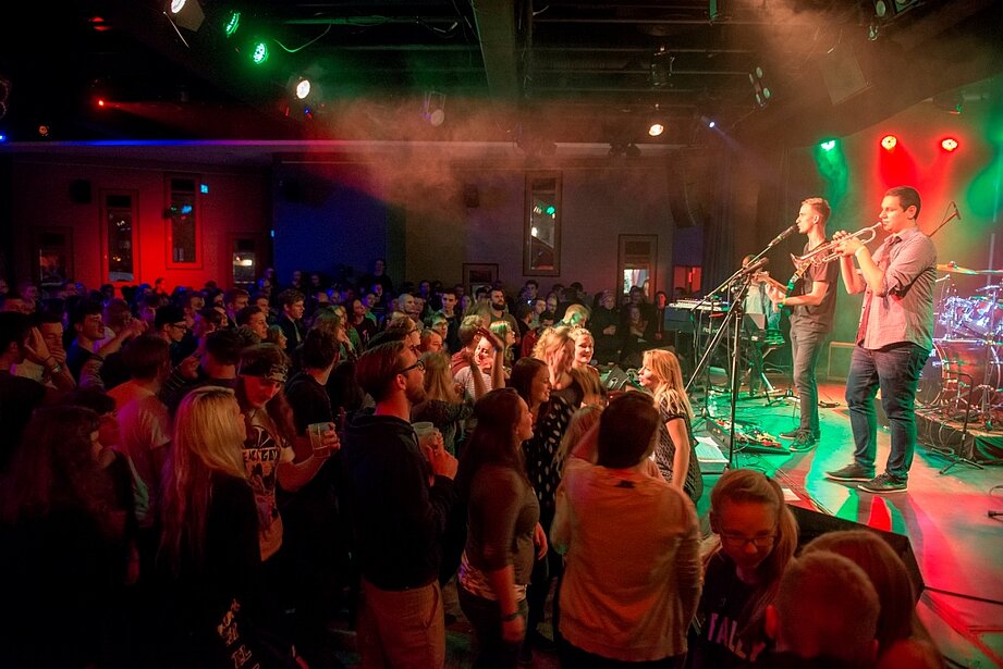 Konzert der Band Janka Hanka mit großem Publikum