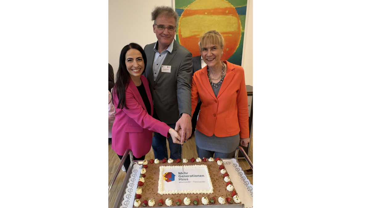 Tortenanschnitt 15 Jahre MGH Würzburg