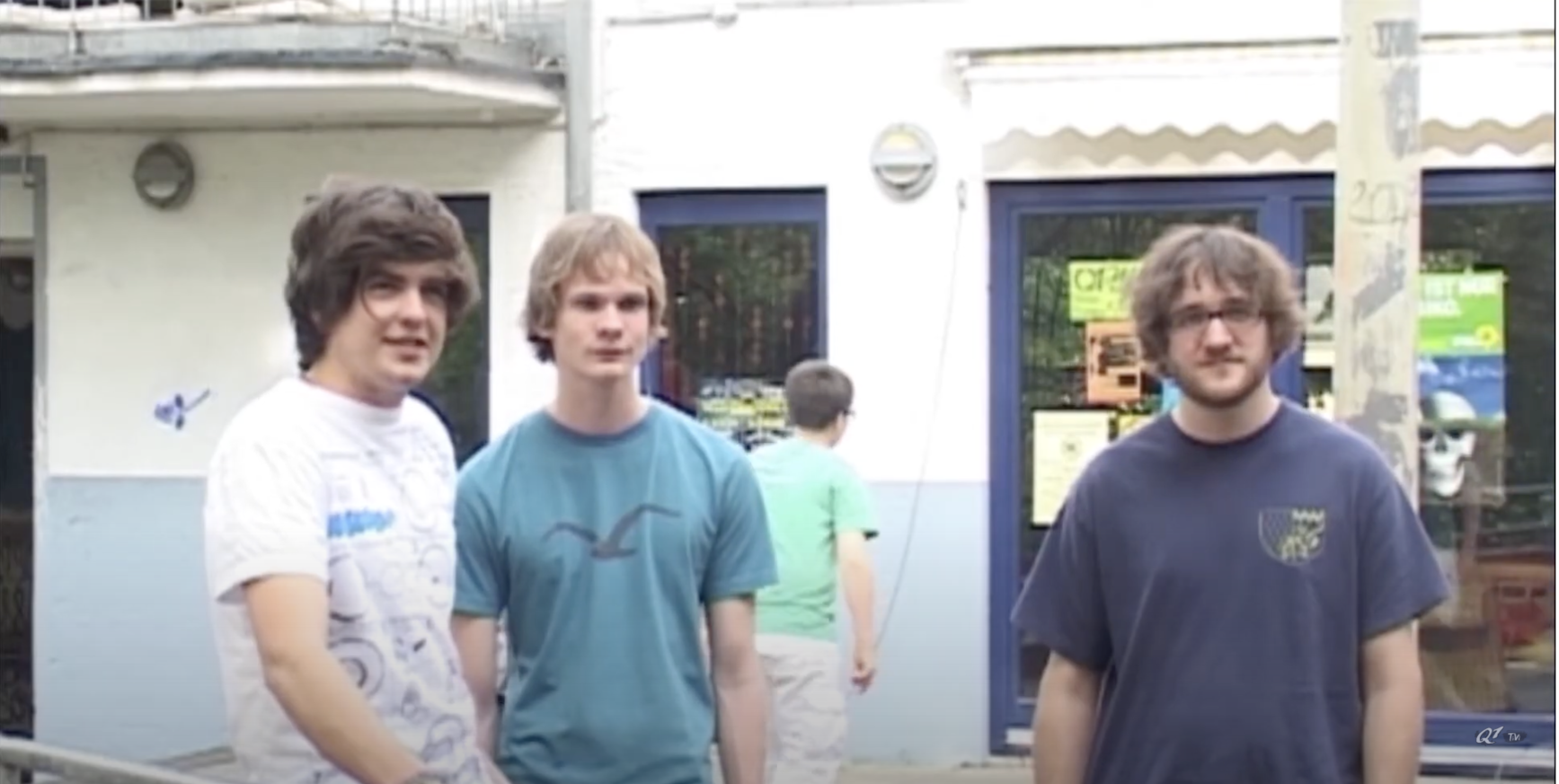 Drei Jugendliche stehen vor dem Mehrgenerationenhaus Bergisch Gladbach