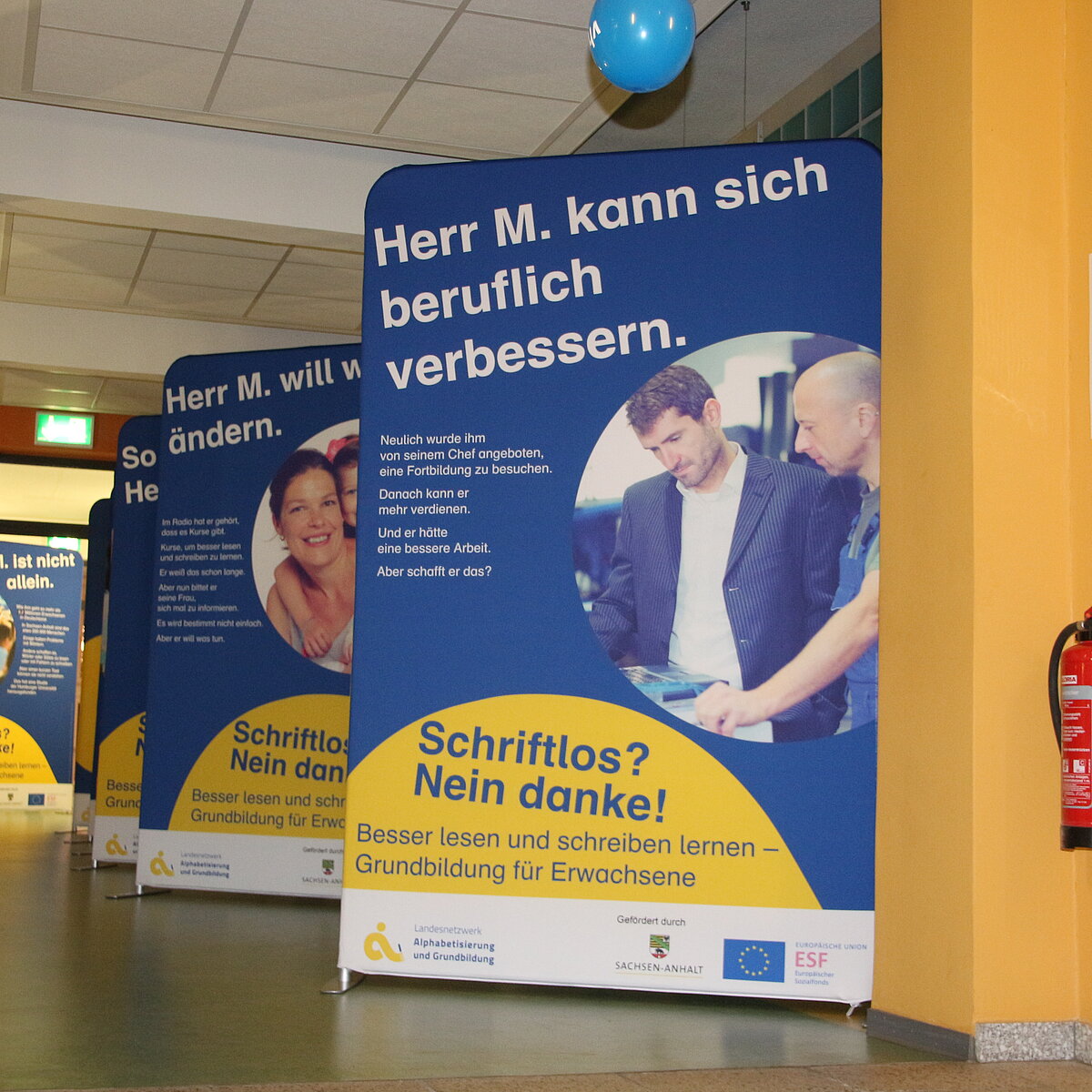 Eine Ausstellung zur Grundbildung und Alphabetisierung wird präsentiert