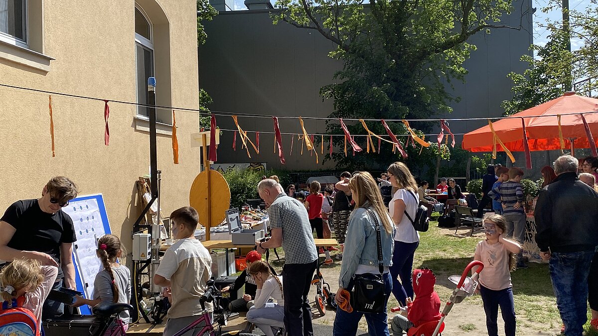 Menschen schauen das Recyclingfahrrad an.