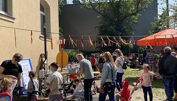 Menschen schauen das Recyclingfahrrad an.