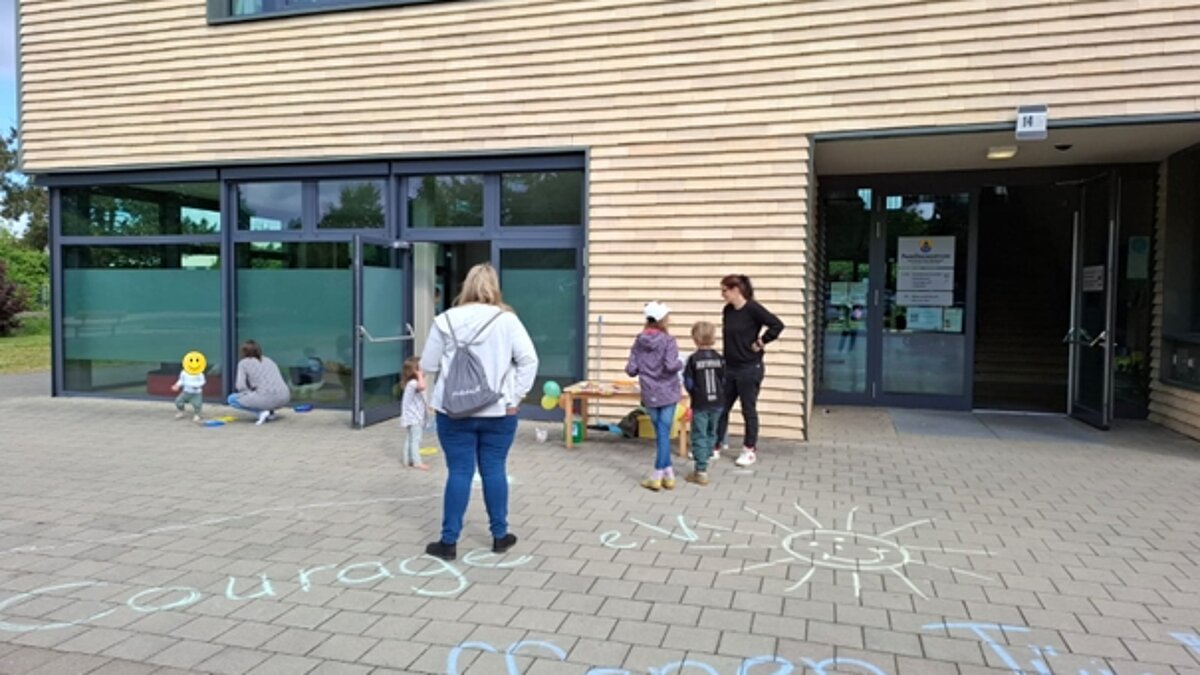 Eingang zum Familienzentrum mit Spieltisch für Kinder