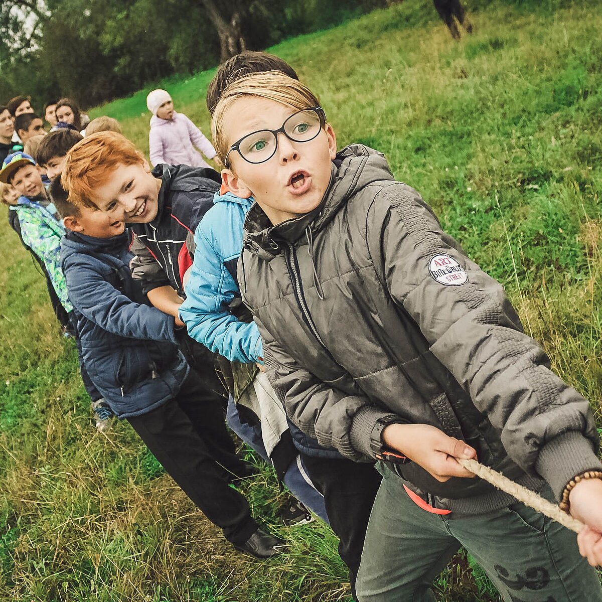 Kinder ziehen an einem Tau