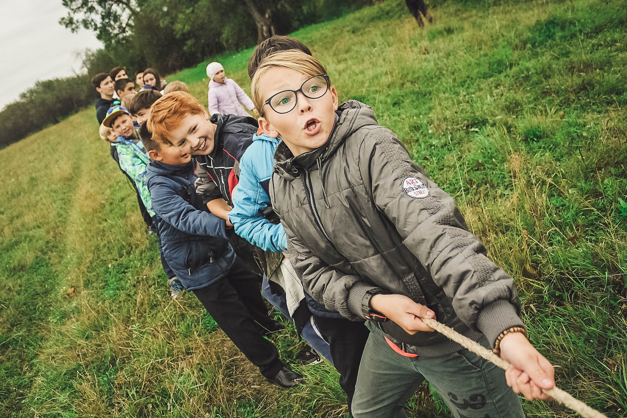 Kinder ziehen an einem Tau