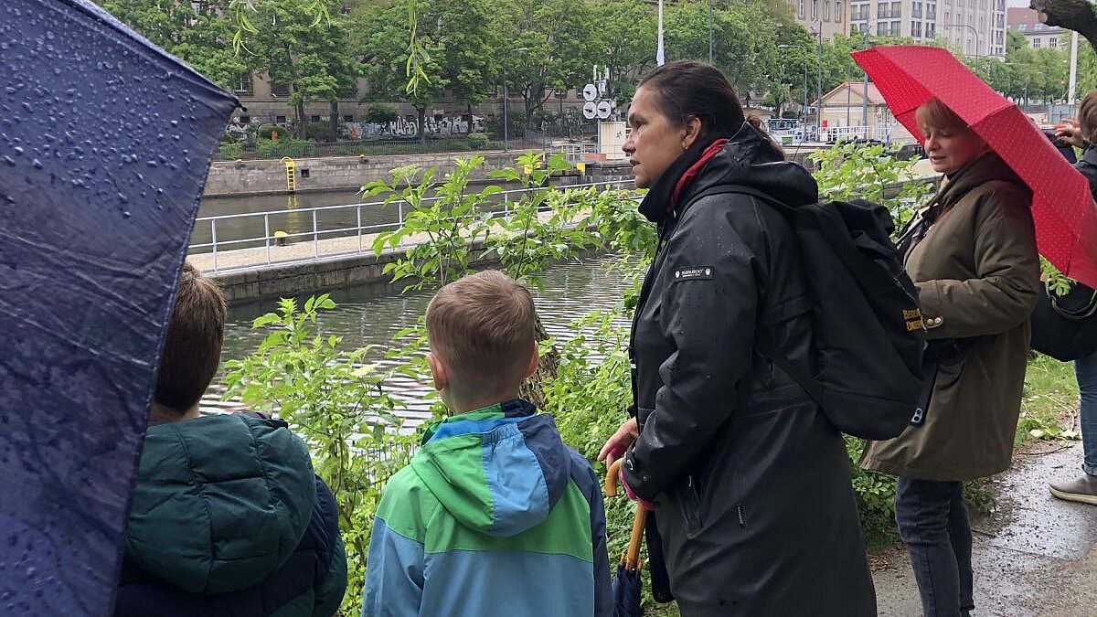 Menschen mit Regenschirmen