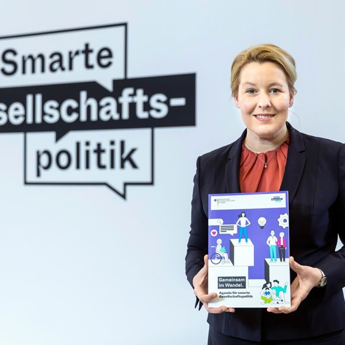 © Janine Schmitz Franziska Giffey hält lächelnd eine Broschüre in die Kamera