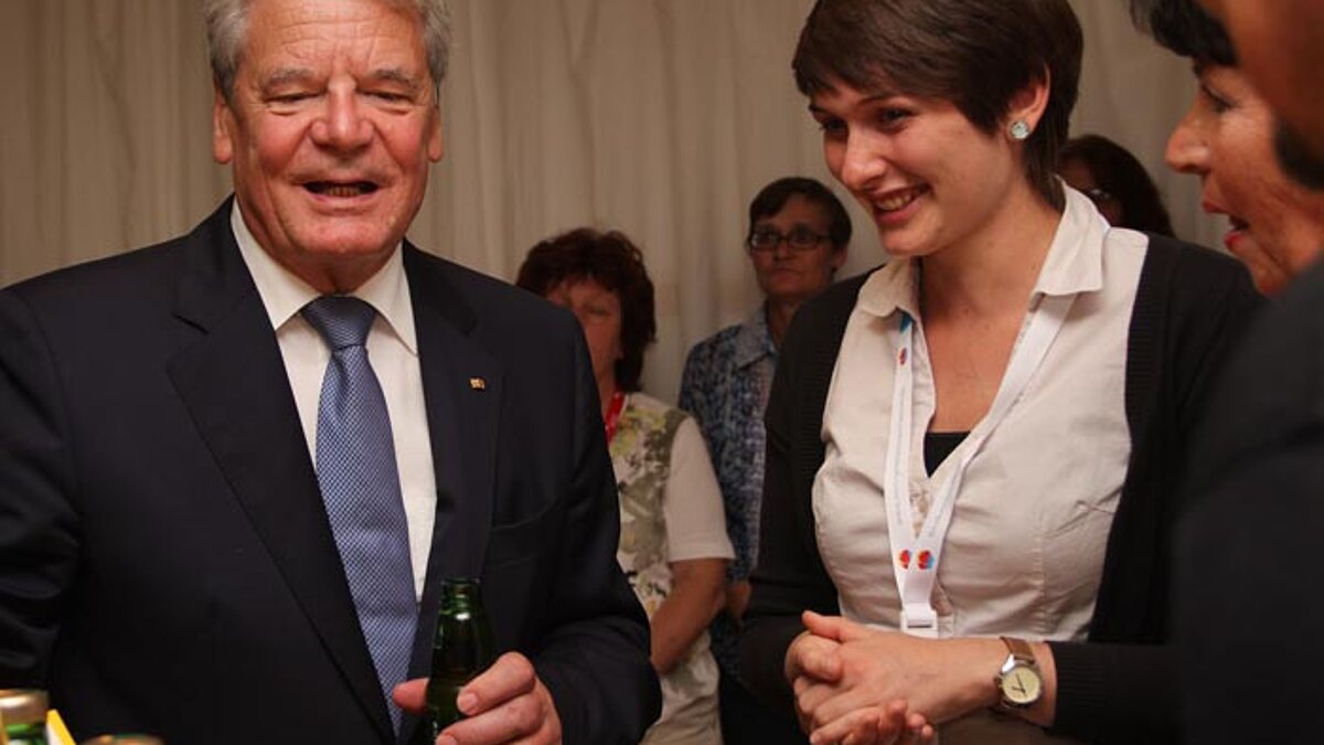 Bundespräsident Joachim Gauck mit Ina Bielig, Mitarbeiterin im Mehrgenerationenhaus