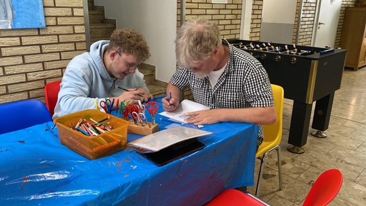 Auch die Mitarbeiter sind eifrig am Basteln und Ausprobieren, wenn die Kinder in der Halle toben