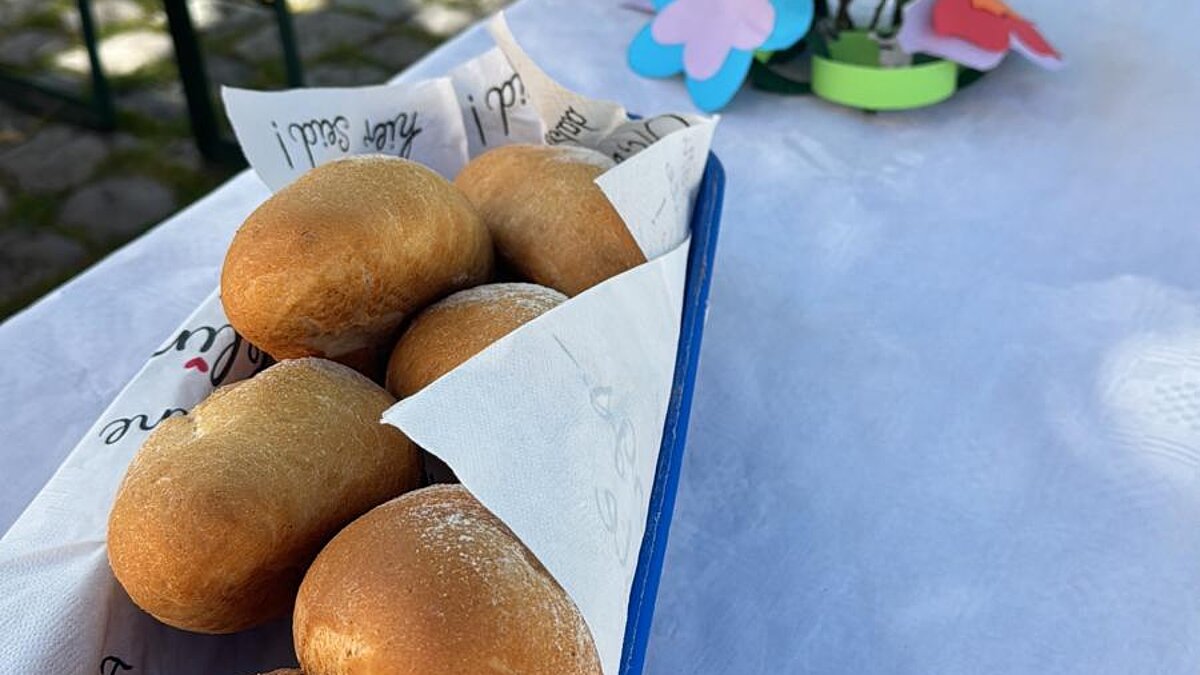 Duftende Brötchen, gebastelte Deko, schöne Blumen und leckerer Kaffee auf jedem Tisch.