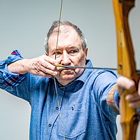 Hermann-Josef Schulte spannt einen Pfeil in einen Bogen