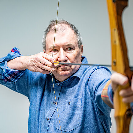 Hermann-Josef Schulte spannt einen Pfeil in einen Bogen
