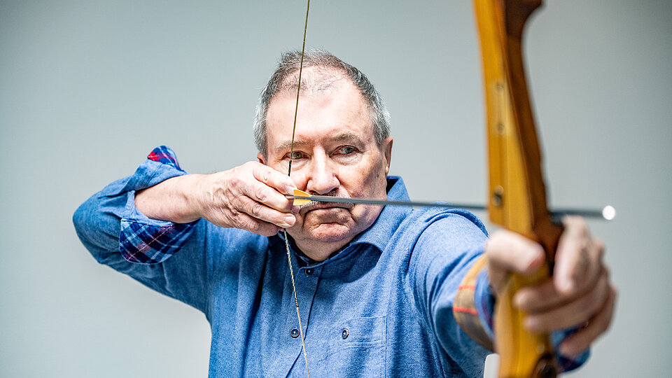 Hermann-Josef Schulte spannt einen Pfeil in einen Bogen