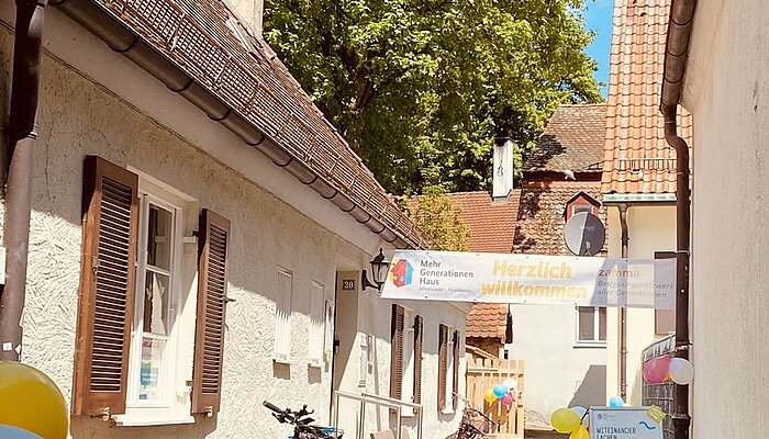 Luftballons und Banner schmücken den Weg zum Garten des Mehrgenerationenhauses Memmingen