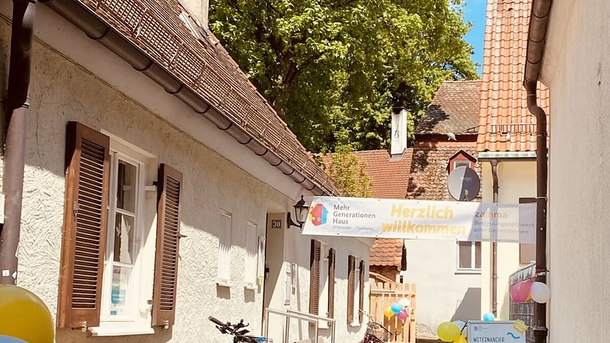 Luftballons und Banner schmücken den Weg zum Garten des Mehrgenerationenhauses Memmingen