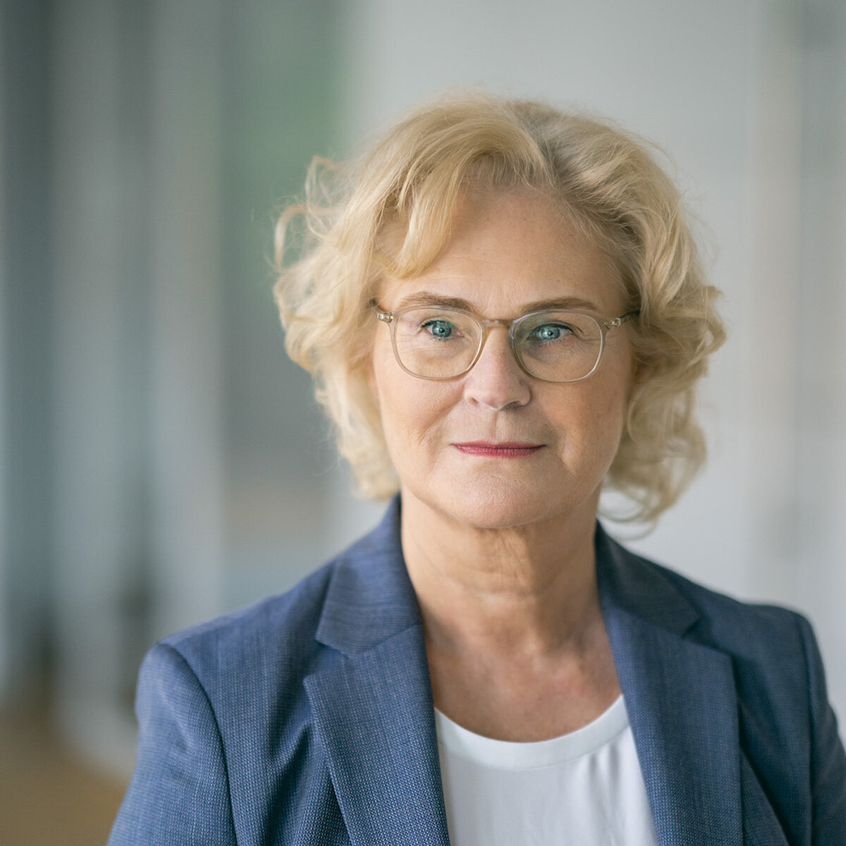 Porträtbild von Bundesfamilienministerin Christine Lambrecht