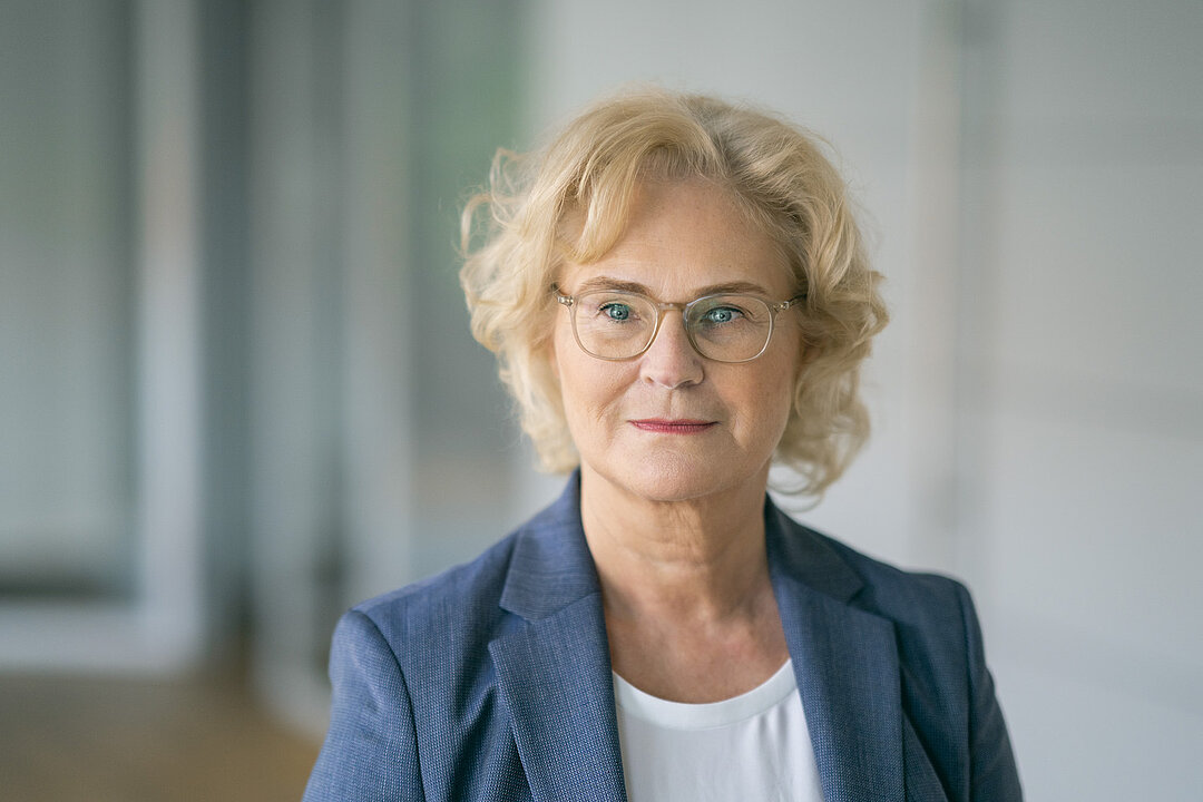 Porträtfoto der Bundesfamilienministerin Christine Lambrecht.