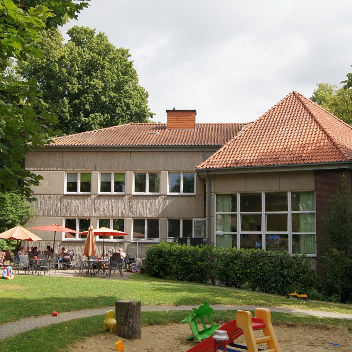 mit Spielplatz