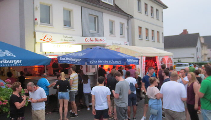 Viele Menschen auf einem Marktplatz