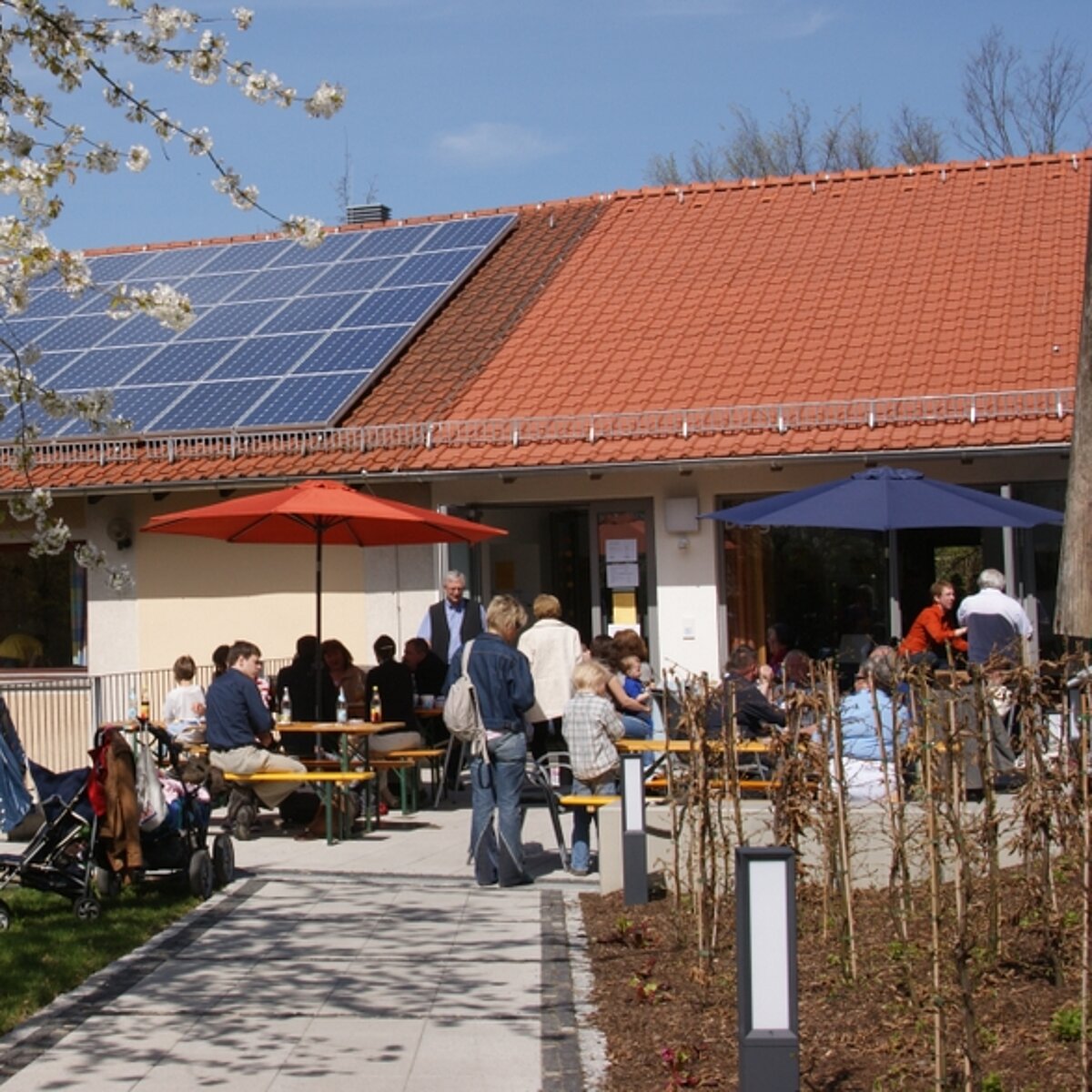 Buntes Treiben vor dem MGH