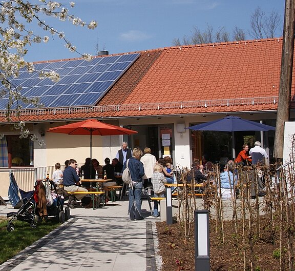 Buntes Treiben vor dem MGH