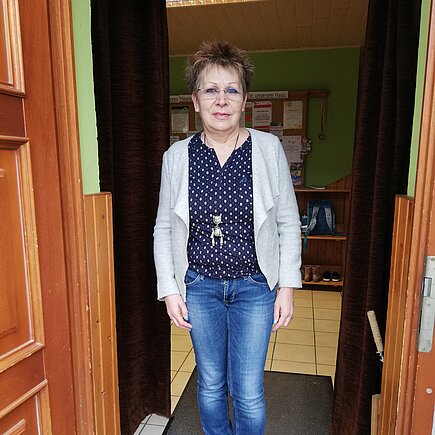 Roswitha Stahr vor dem Mehrgenerationenhaus
